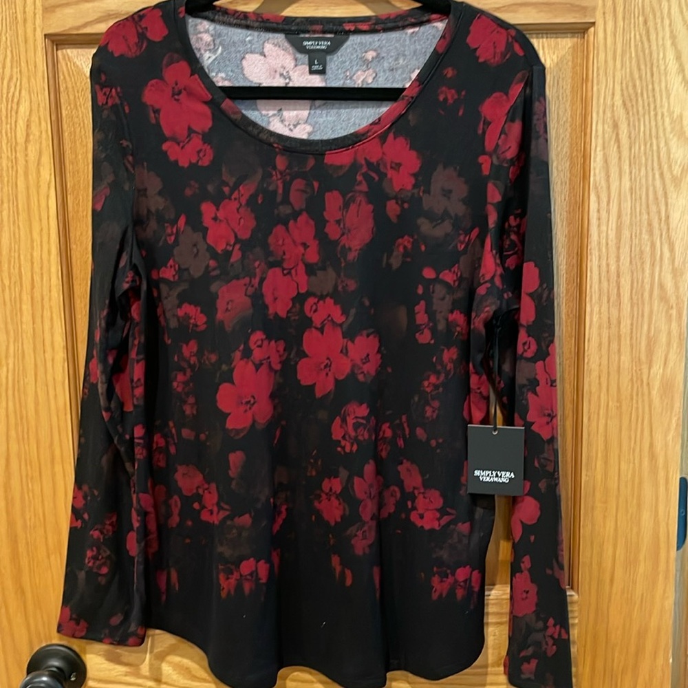 Simply Vera -Vera Wang women’s L red floral/black background knit pullover NWT